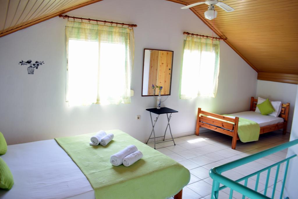 House Mantesos Apartment Койнира Екстериор снимка